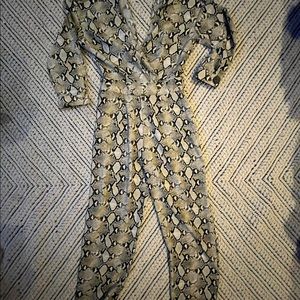 Zara pant suit size small. Snake skin colour.